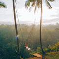 Columpio de bali con vistas a la selva y los arrozales