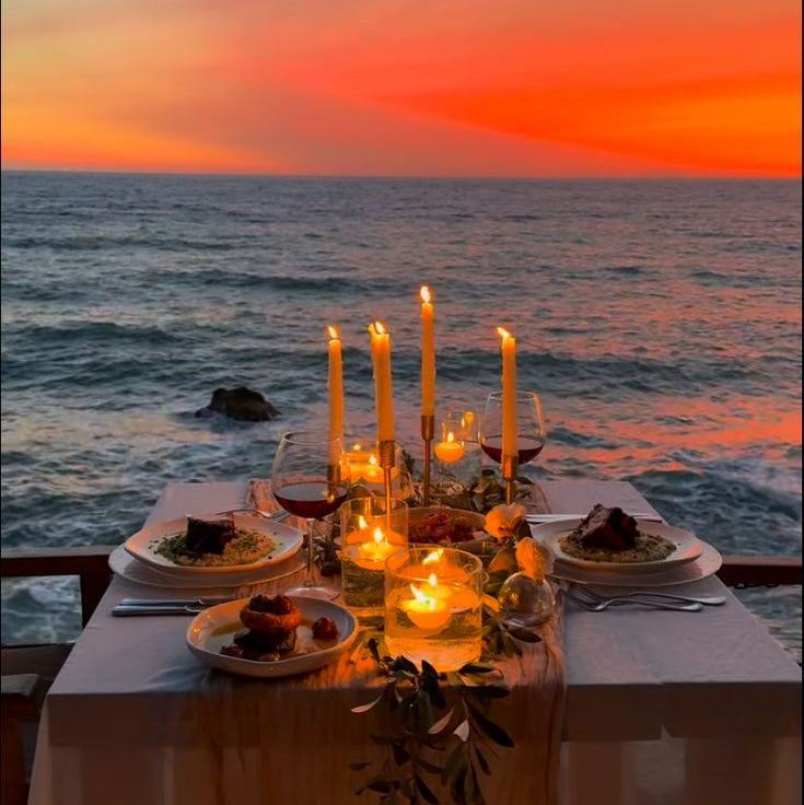 Cena romántica al atardecer frente al mar.
