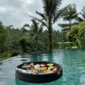 Desayuno flotante servido en la piscina.