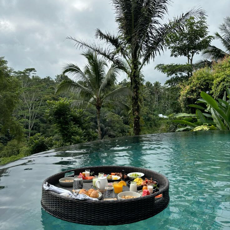 Desayuno flotante servido en la piscina.